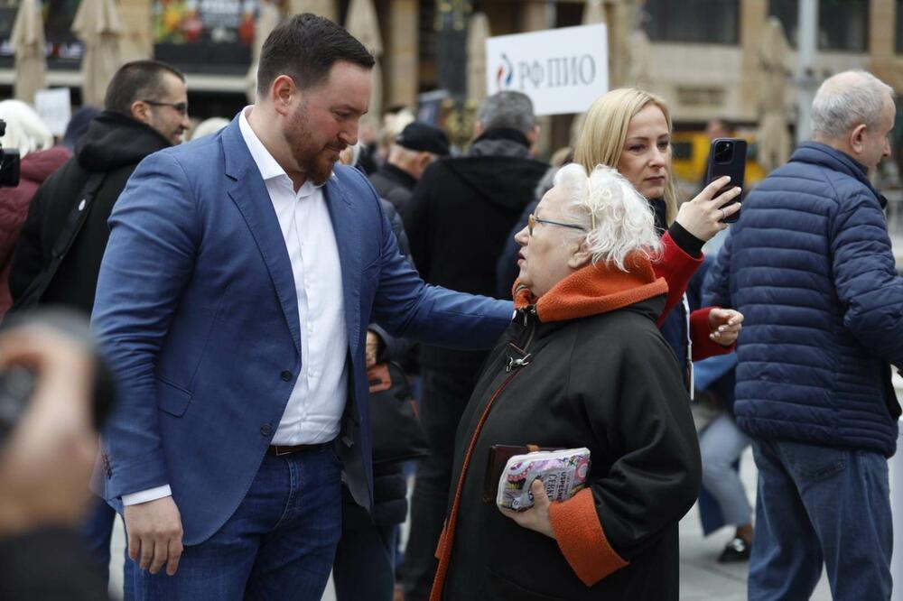 PENZIONERI PONOVO NA METI PREVARE: Ljudi u CRVENOJ HONDI nude noževe, a traže ZLATO I 1.690 EVRA