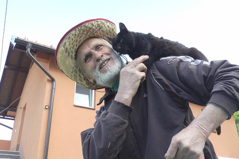 DRAGAN JE IZGUBIO VID PRE TRI DECENIJE, A SEČE DRVA, KOSI, OKOPAVA... Čudo od čoveka, KAPA DOLE! (FOTO)