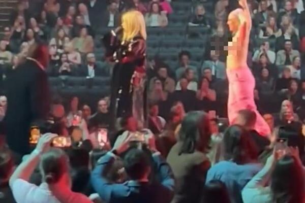 ISPRED PEVAČICE IZLETELA ŽENA SA GOLIM GRUDIMA: Plavuša IZBEZUMLJENO IGRALA, a onda je SKOČILO OBEZBEĐENJE