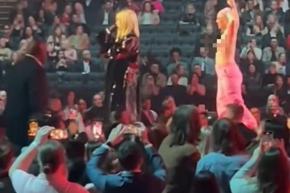 ISPRED PEVAČICE IZLETELA ŽENA SA GOLIM GRUDIMA: Plavuša IZBEZUMLJENO IGRALA, a onda je SKOČILO OBEZBEĐENJE