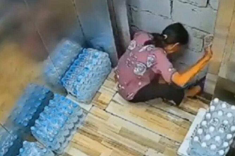 AKO SE PLAŠITE LIFTOVA, OVAJ SNIMAK NIKAKO NEMOJTE DA GLEDATE: Žena ZAGLAVLJENA na najgorem mestu, NAJEŽIĆETE SE