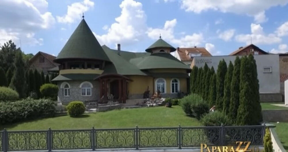 Lukovi na prozorima i krovovi unikatini su