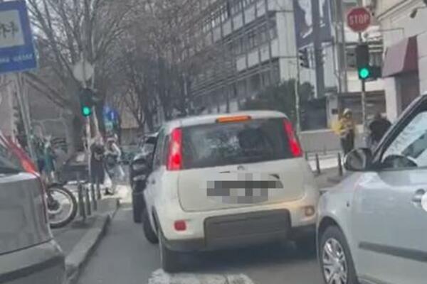 BIĆETE JAKO BESNI KAD BUDETE VIDELI GDE JE JEDAN BEOGRAĐANIN PARKIRAO AUTO: Neviđena bahatost! (FOTO)