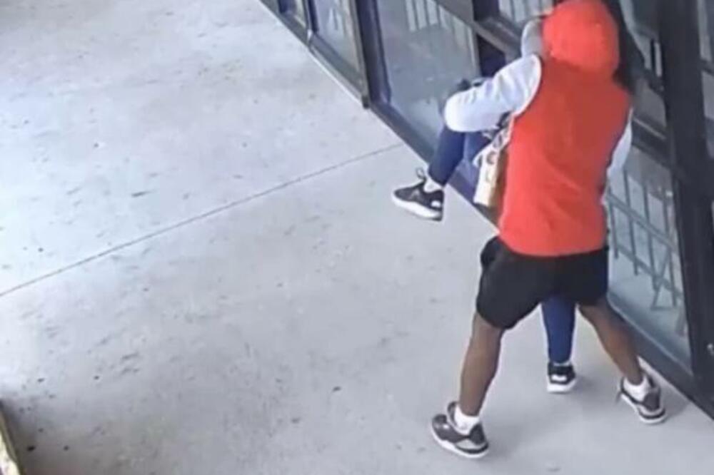 LOPOV PRATIO ŽENU, PA JE BACIO NA TROTOAR: Kamere SNIMILE šta joj je ukrao iz TORBE, kao u HOROR FILMOVIMA (VIDEO)