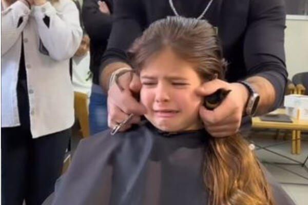 I MAJKA JE PLAKALA: Snimak DEČAKA kod frizera obišao planetu, pogledajte samo NJEGOVU KOSU (VIDEO)