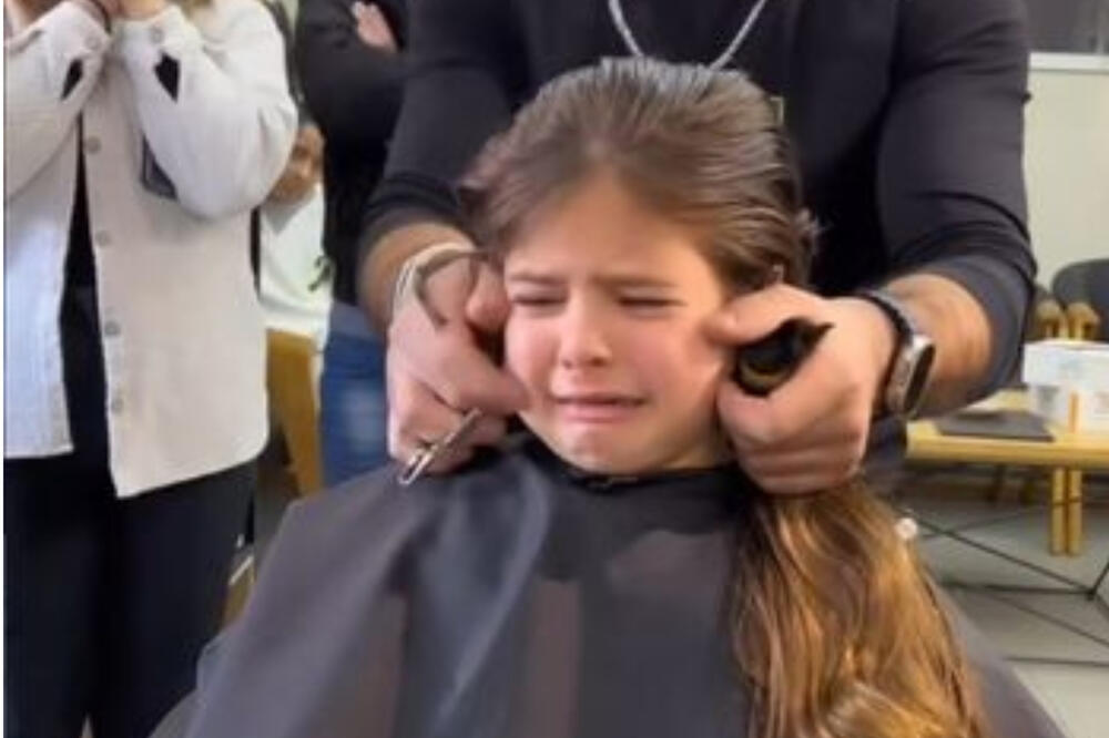I MAJKA JE PLAKALA: Snimak DEČAKA kod frizera obišao planetu, pogledajte samo NJEGOVU KOSU (VIDEO)