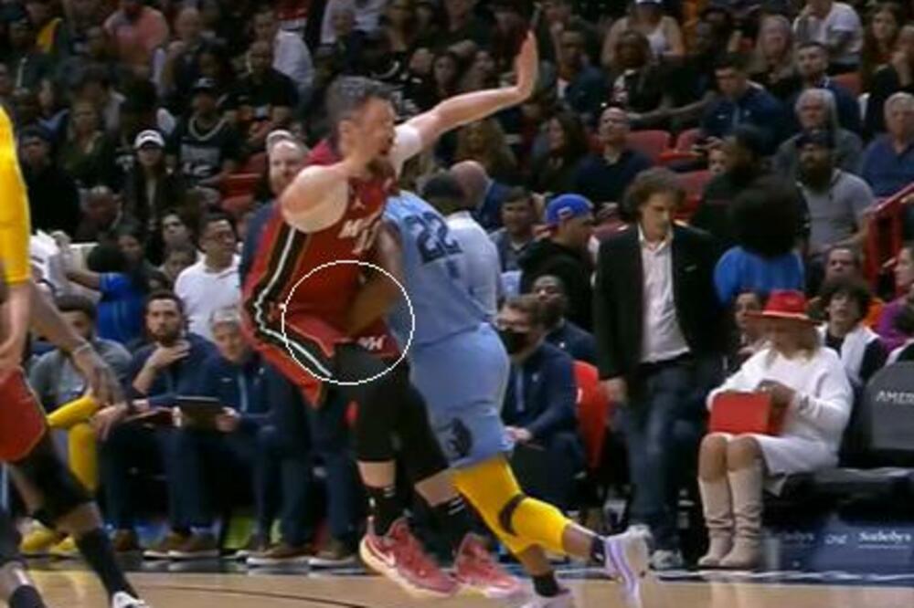 DA LI SU ONI NAJPRLJAVIJI TIM LIGE? NBA as isključen posle udaranja Kevina Lava u međunožje! (VIDEO)
