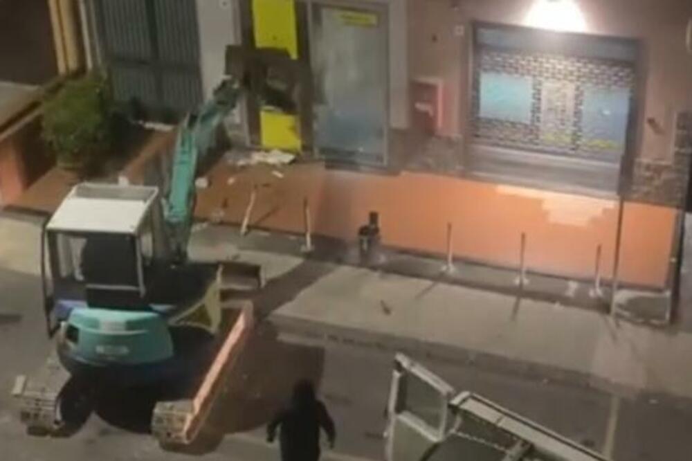DOVUKLI BAGER ISPRED POŠTE, PA UKRALI CEO BANKOMAT: Sve se odigralo u samo par MINUTA, neviđena PLJAČKA (VIDEO)