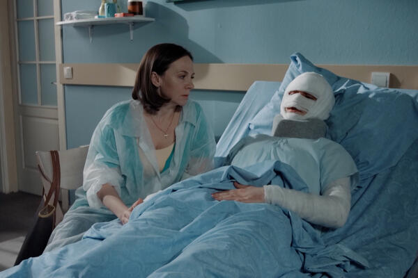 NAKON STRAVIČNE NESREĆE JANA ODLUČILA DA PRISVOJI SESTRIN IDENTITET! Neverovatan obrt u seriji "Prsten sudbine"