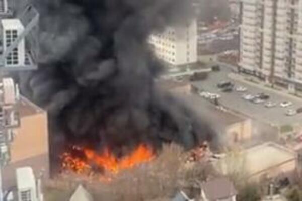 STRAVIČAN POŽAR U FABRICI U RIČMONDU: Vatra guta sve pred sobom, moglo bi da traje DANIMA