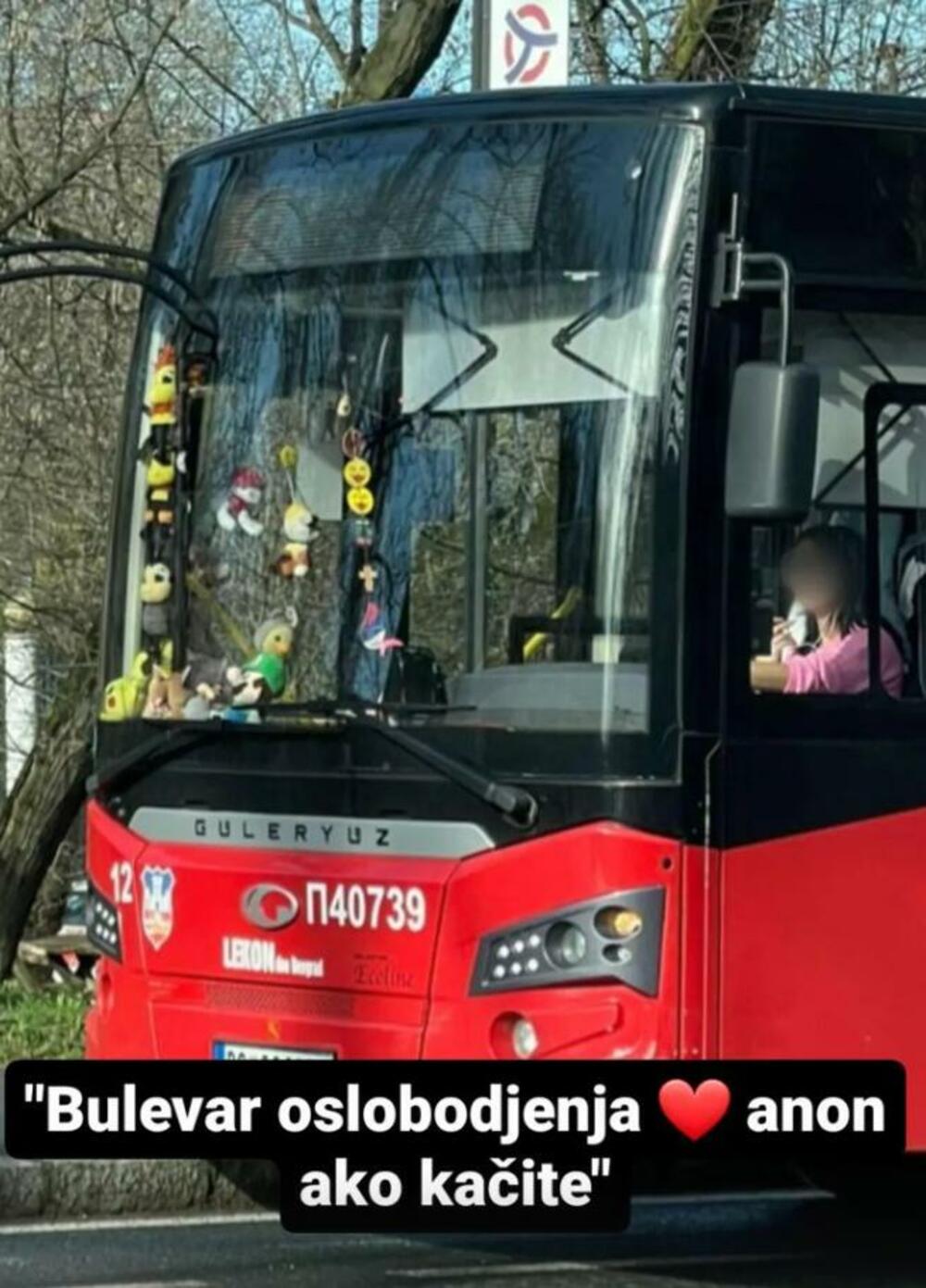 Žena vozi autobus
