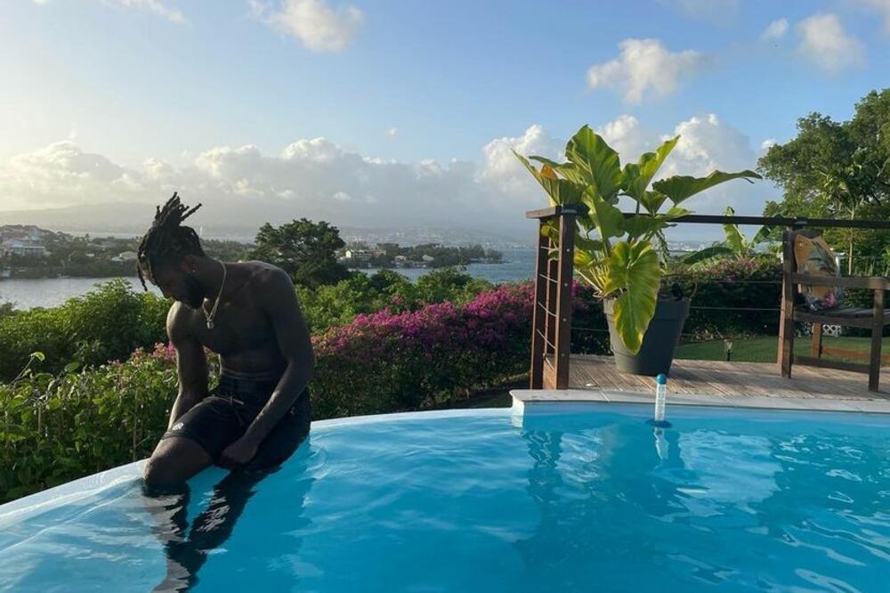 RAJ NA ZEMLJI! Lesor ima kuću iz snova u karipskom ostrvu, okružuju je džungle i vodopadi (FOTO)