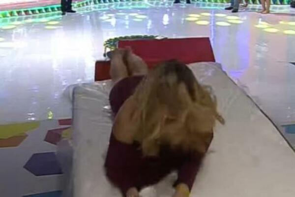 VODITELJKA ZABORAVILA DA NEMA DONJI VEŠ, PA SE BACILA NA DUŠEK U PROGRAMU UŽIVO: Sevnulo MEĐUNOŽJE, sve se VIDELO