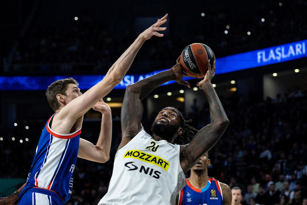 Matijas Lesor (desno) na utakmici Efesa i Partizana