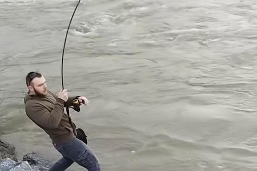 "LELE! OVO NEKO ČUDOVIŠTE": Mladi Veljko izvukao GRDOSIJU iz Morave, jedva se IZBORIO, GLEDAJTE SNIMAK! (VIDEO)