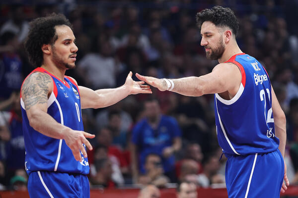 RASPAD SISTEMA U EFESU: Dve zvezde odbile da se vrate u Istanbul autobusom, jer je ekipa zakasnila na avion (FOTO)