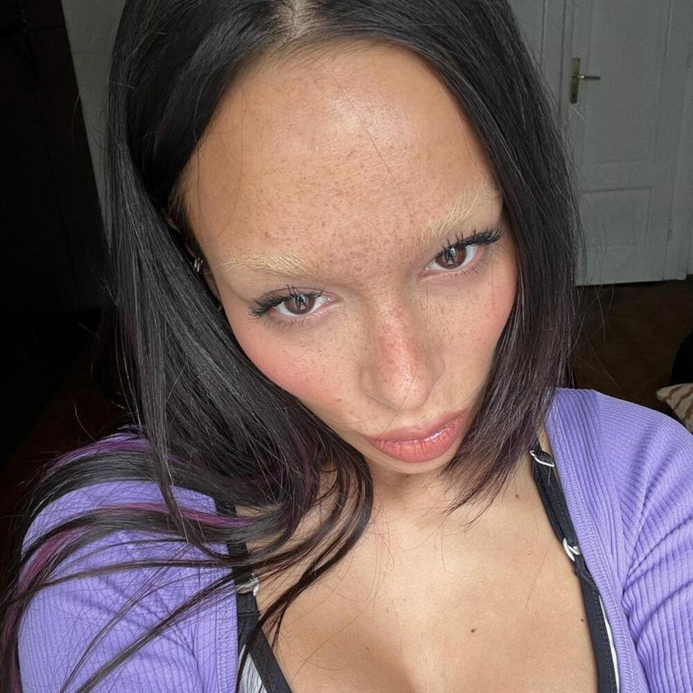 Uglovi iz kojih se slikala još više su naglašavali njenu promenu