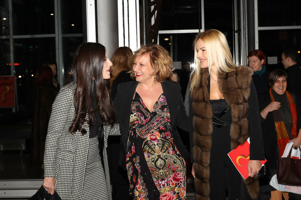 DAMU U SREDINI ČESTO VIĐATE, A NE ZNATE ČIJA JE ŽENA: Između DIREKTORKE i njega je razlika 20 GODINA a ljubav CVETA