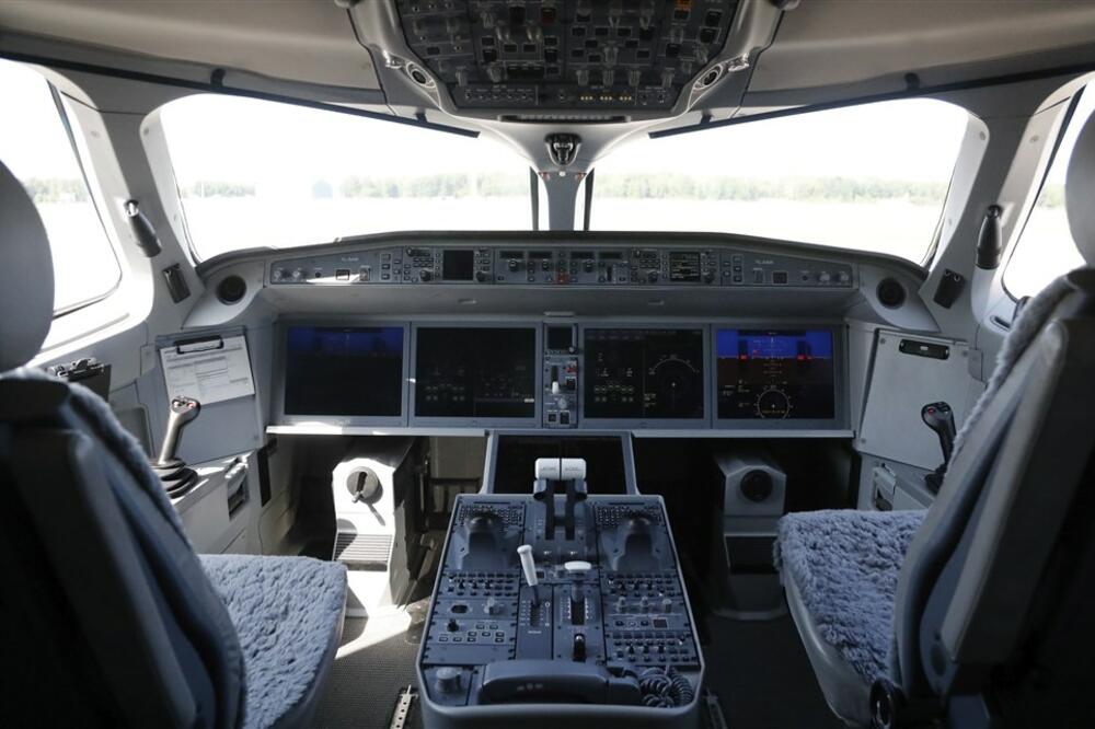 KO JE NJIMA DOZVOLIO DA LETE? Piloti kažnjeni jer su LADNO OVO RADILI na kontrolonoj tabli! (FOTO)