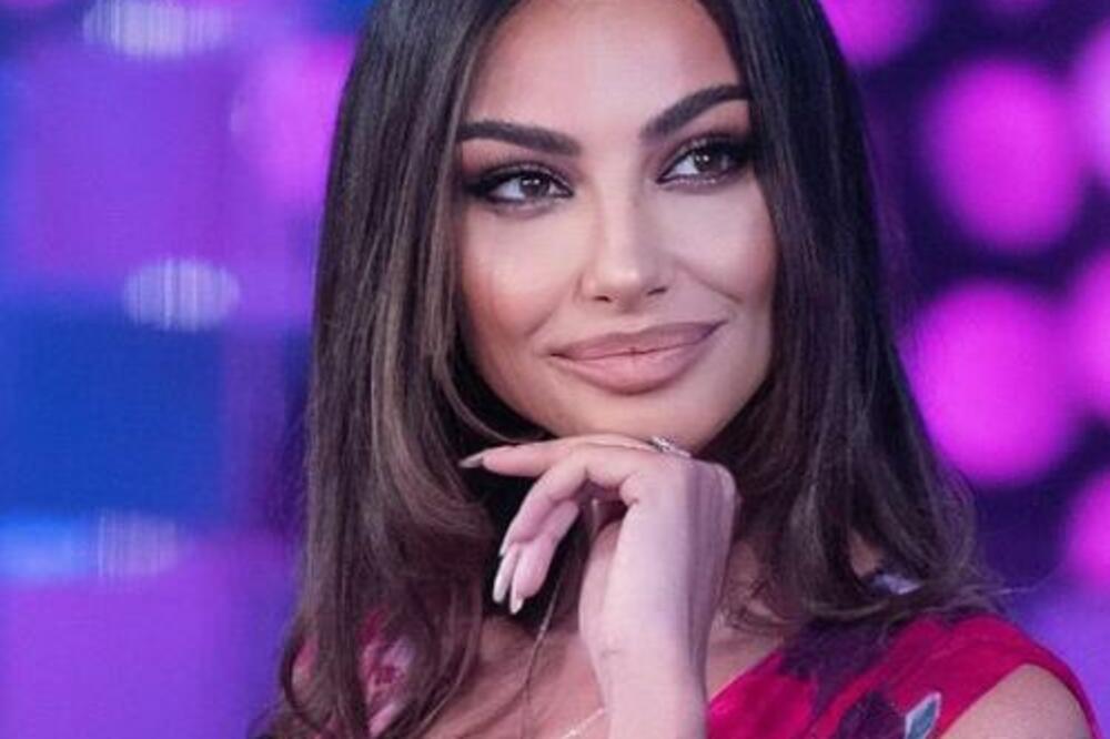 ZBOG OVE RUMUNKE OKREĆE SE CEO SVET: Zavela poznatog MOĆNIKA, njene slike svi žele da IMAJU (FOTO)