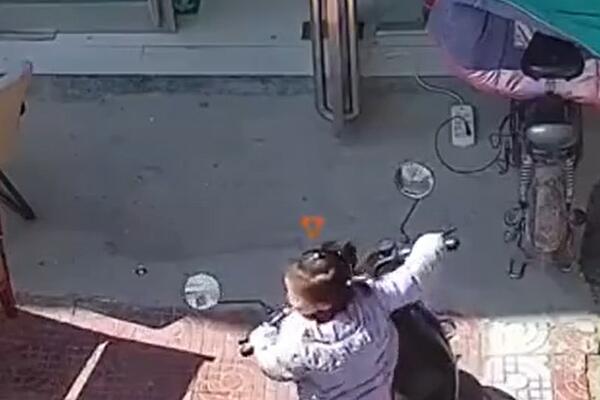 OTAC OSTAVIO DEVOJČICU ISPRED RADNJE, NJENA ZNATIŽELJA JE PREOVLADALA: Zbog ovog snimka ćete se NAJEŽITI (VIDEO)