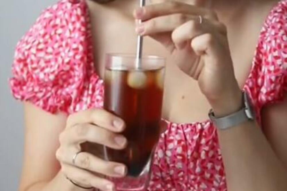 NAPRAVILA DOMAĆU KOKA KOLU I OTKRILA DUGO ČUVANU TAJNU POZNATOG PIĆA: Šokiraćete se koliko je LAKO napraviti