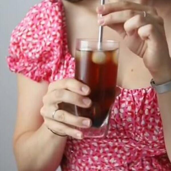 DODALA JE OVO U PIĆE I NAPRAVILA ZDRAVU KOKA KOLU: Bolja je i ukusnija od originala (VIDEO)