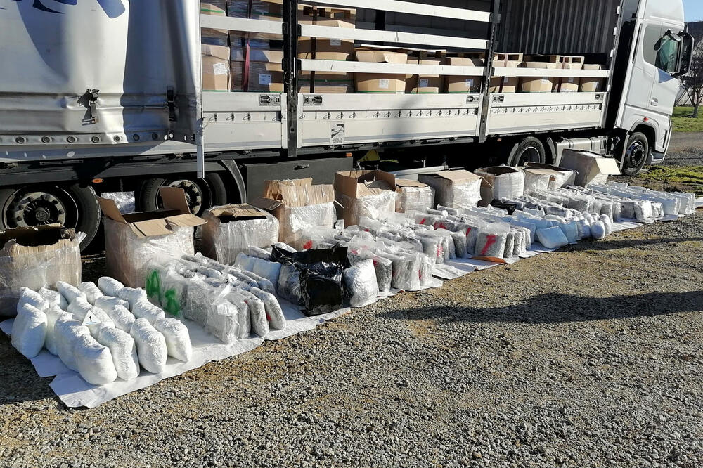 ZAPLENJENO 220 KILA DROGE U SREMSKOJ MITROVICI: Policija dilere zatekla prilikom PRIMOPREDAJE ROBE! (VIDEO)