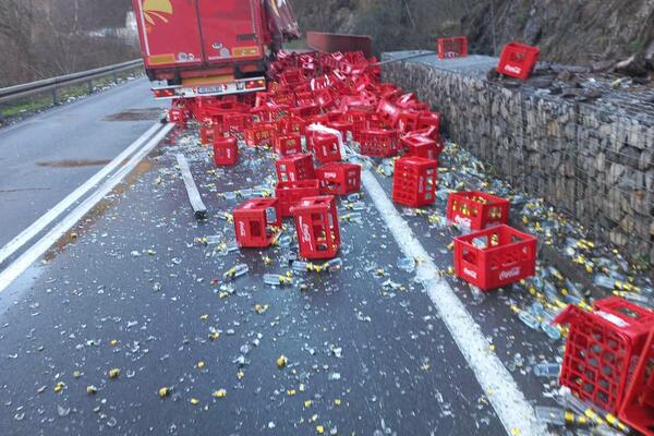 ŠOK SLIKA SA MAGISTRALNOG PUTA: Kolaps sa gajbama i flašama zbog izbegavanja nesreće (FOTO)