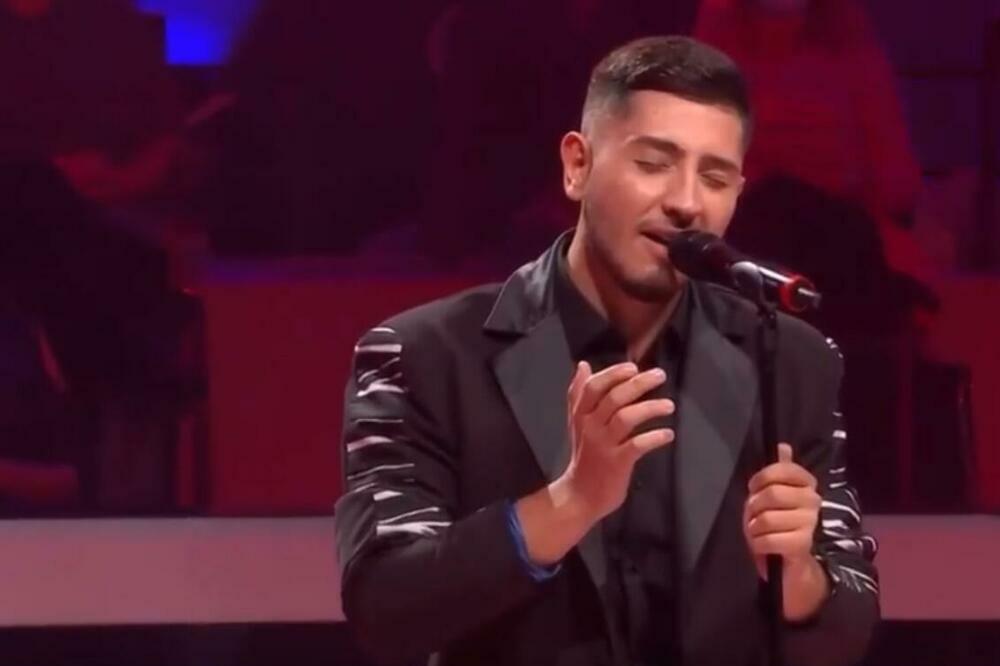 PEVAČ VERIO DEVOJKU IZNENADA: Njena reakcija ZATEKLA sve VIDEO