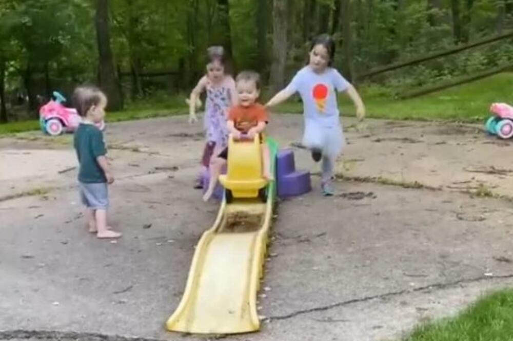 Rodila je dva para BLIZANACA, a onda se desilo neviđeno ČUDO: Šanse su bile astronomski male (VIDEO)