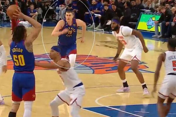 NIKOLI JE DOVOLJNA JEDNA RUKA: Meastralan koš Jokića, ne pomaže ni faul! (VIDEO)