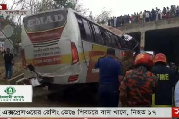 JEZIVA NESREĆA U BANGLADEŠU: Najmanje 19 osoba poginulo, autobus sleteo u dubok jarak! (UZNEMIRUJUĆI VIDEO)