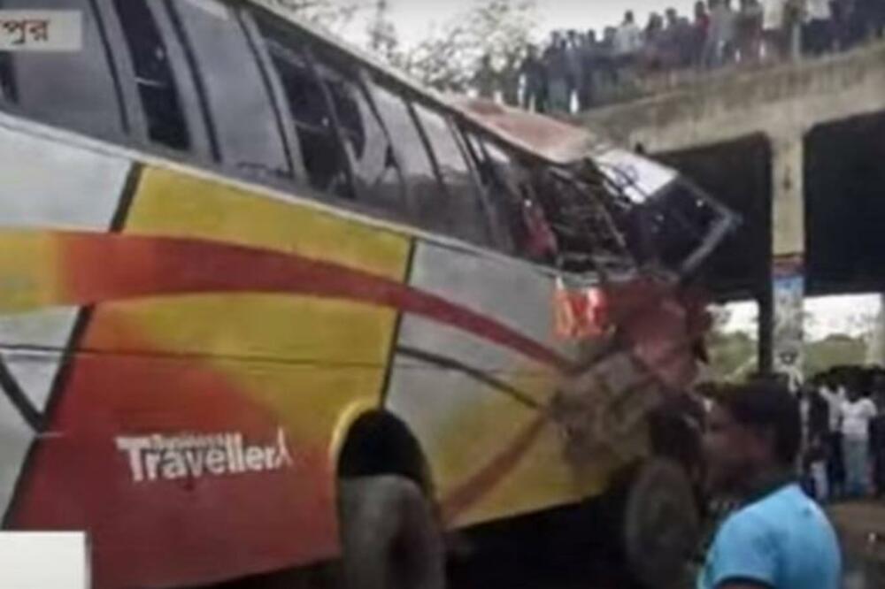STRAVIČAN SNIMAK SA MESTA NESREĆE U BANGLADEŠU: Raste broj poginulih, VOZAČ divljao pa ostao MRTAV! (VIDEO)