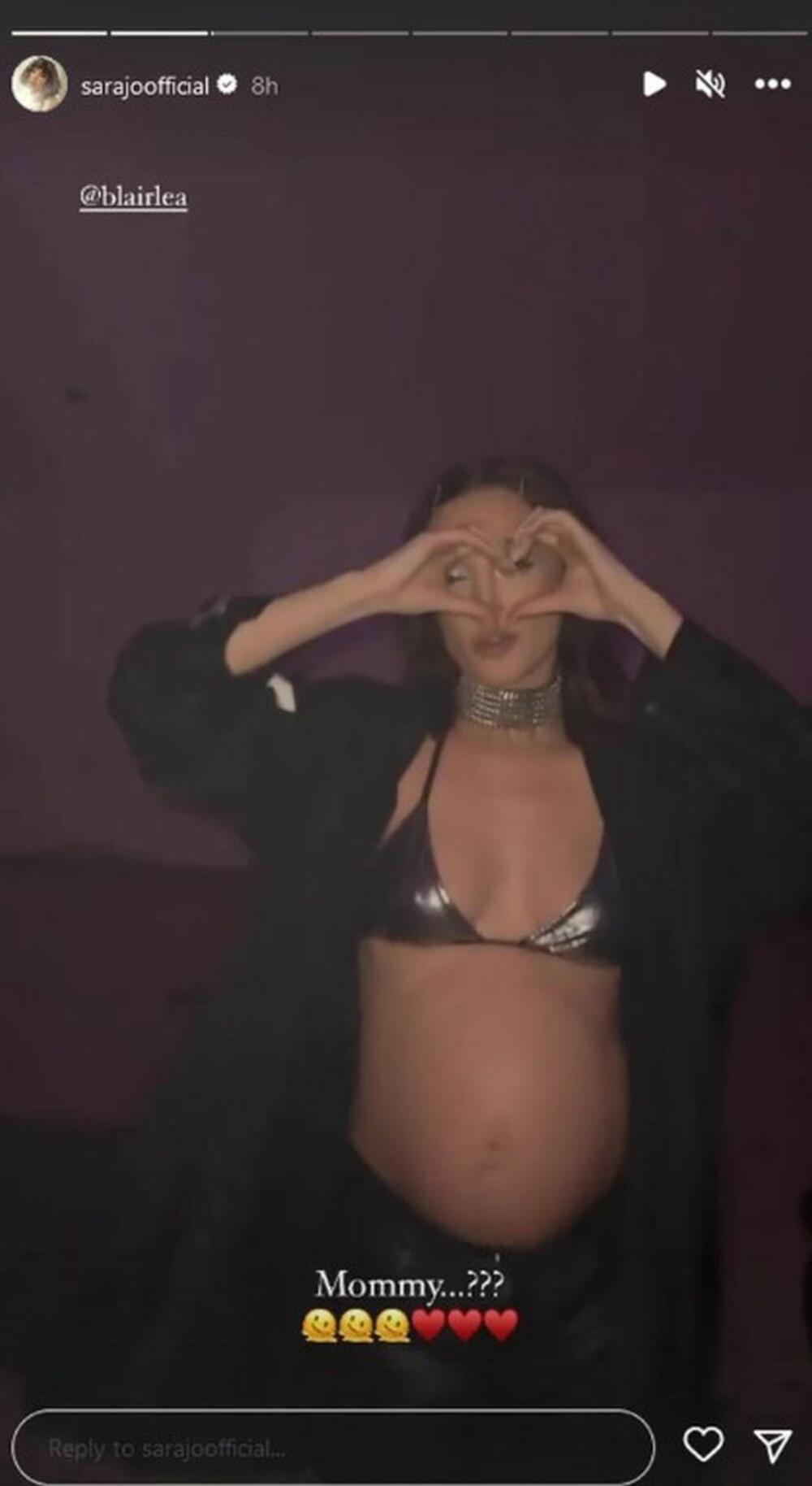 Lea je na sebi imala crni sako, a ispod njega samo brushalter, pa je tako drudnički stomak bio u prvom planu