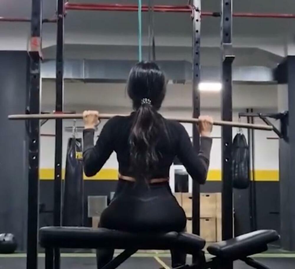 Tanja utegnuta u helanke i bodi radila je vežbe za ruke