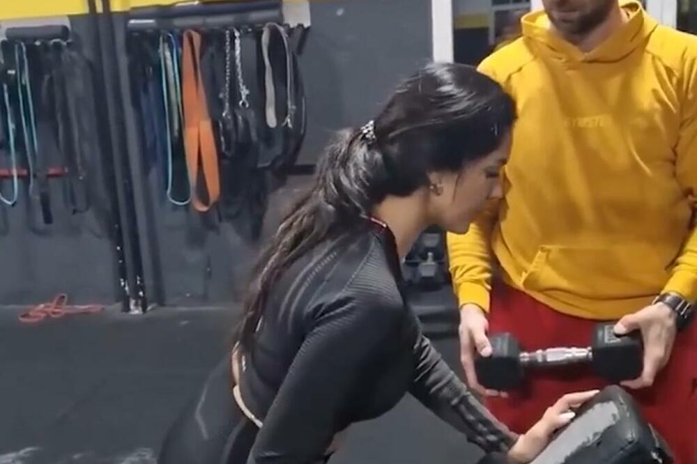 RAKETA DO LETA! Pevačica se UTEGLA u HELANKE i pokazala NAJJAČU: Za njenu POZADINU kažu da je bolja nego STANIJINA