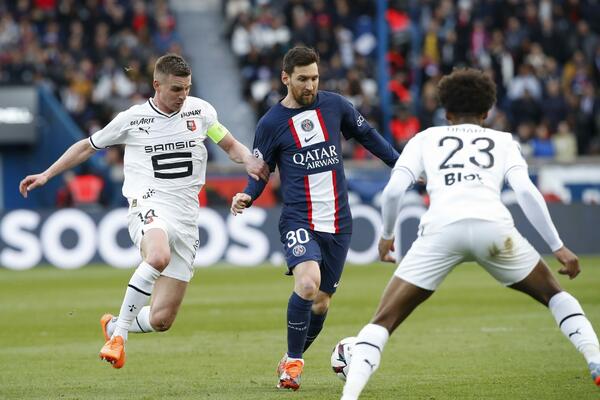 IZNENAĐENJE U PARIZU: Mesi i družina nemoćni protiv nezgodnog rivala! (FOTO)