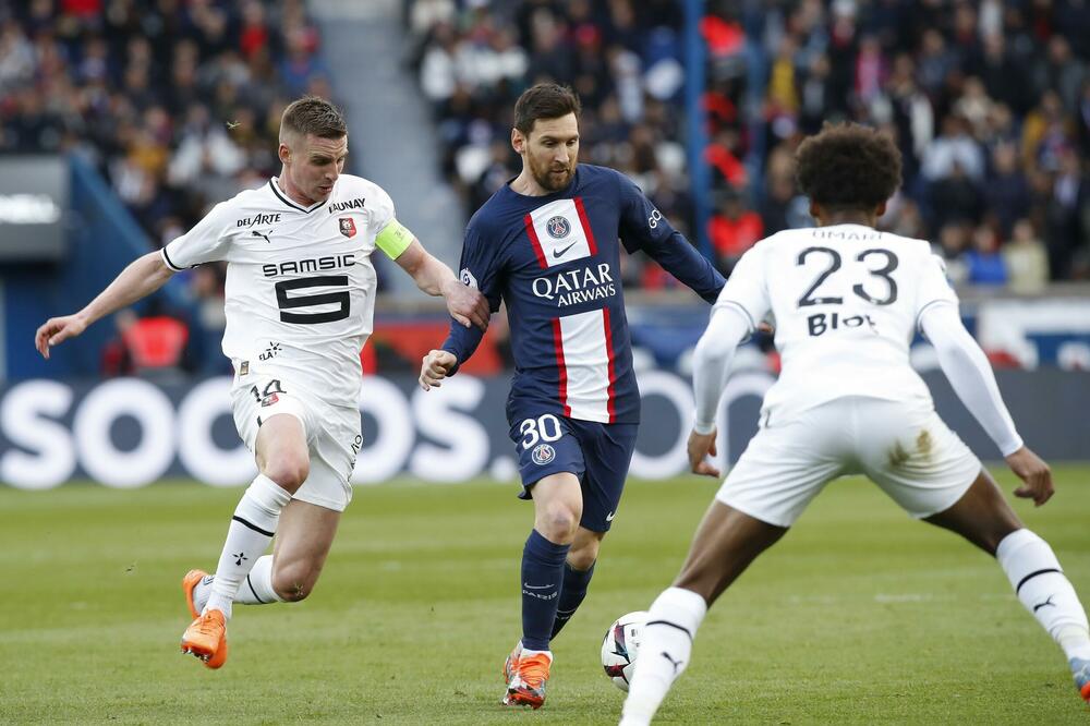 IZNENAĐENJE U PARIZU: Mesi i družina nemoćni protiv nezgodnog rivala! (FOTO)