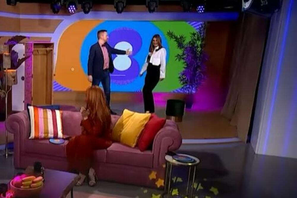 SKINULA DEČKU DONJI VEŠ PA GA ONJUŠILA: Nastao MUK u emisiji, pevačicina REAKCIJA GOVORI VIŠE OD REČI