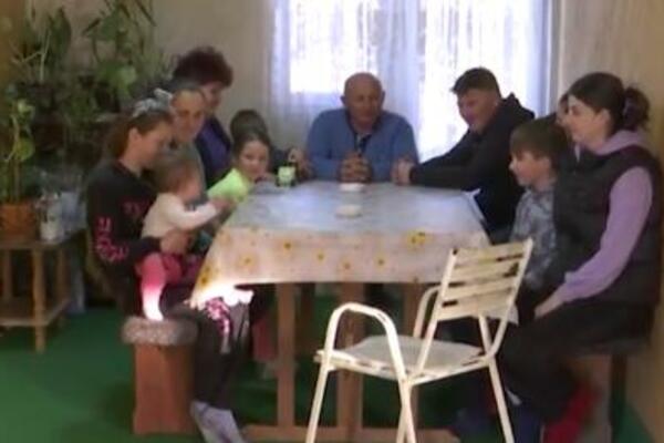 SEDAMNAESTORO BOGDANOVIĆA ŽIVI POD ISTIM KROVOM: Oni su dokaz da sloga kuću gradi! (FOTO)