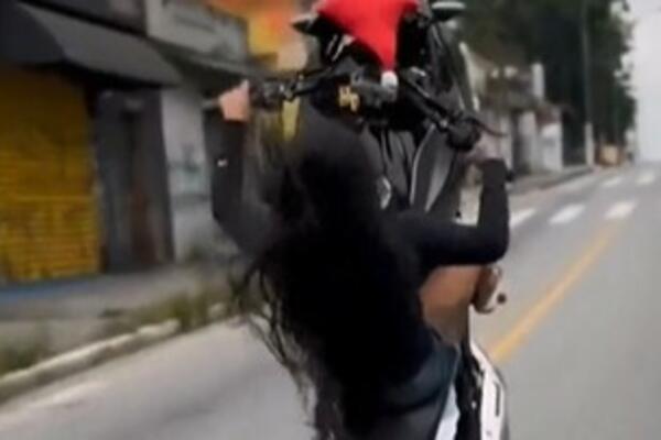 ZGODNA MOTORISTKINJA SE HVALILA UMEĆEM, PA DOŽIVELA PEH: Napravila KOBAN POKRET! NIJE NAIVNO! (VIDEO)