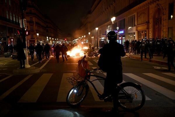 FRANCUSKA POLICIJA SE BRUTALNO OBRAČUNAVA SA DEMONSTRANTIMA: Haos na ulicama Pariza (UZNEMIRUJUĆI VIDEO)
