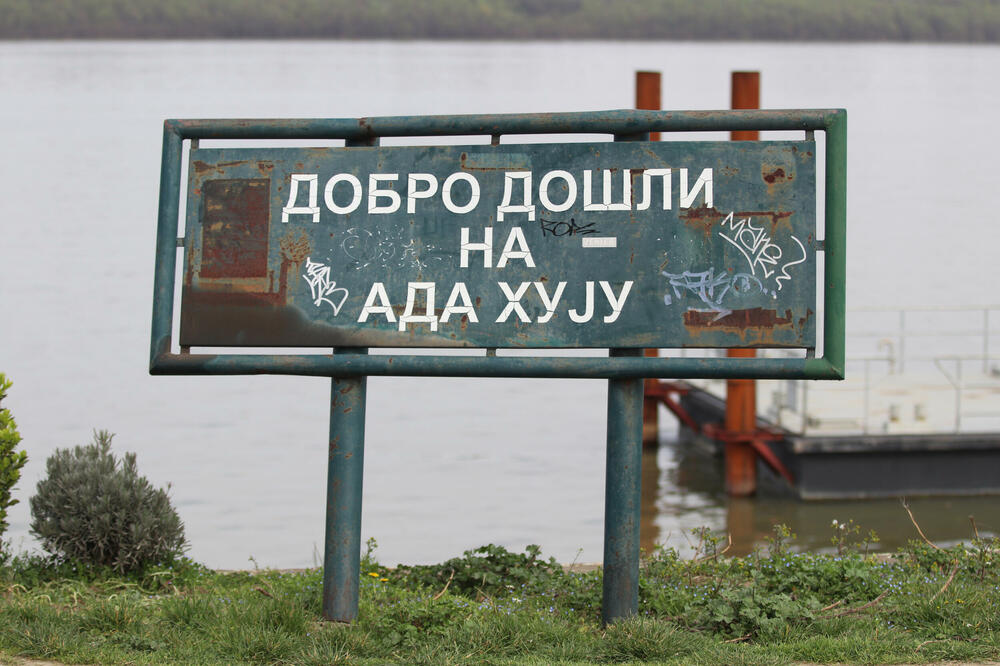 AU, KAKVO FILMSKO HAPŠENJE NA ADI HUJI: Uleteli u KAFIĆ i lišili slobode NAORUŽANOG ČOVEKA (FOTO)
