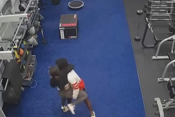 POMAHNITALI MANIJAK NAPAO JE USRED TERETANE, POČEO DA JOJ CEPA ODEĆU: Nakon onoga što je uradila, zažalio je zauvek