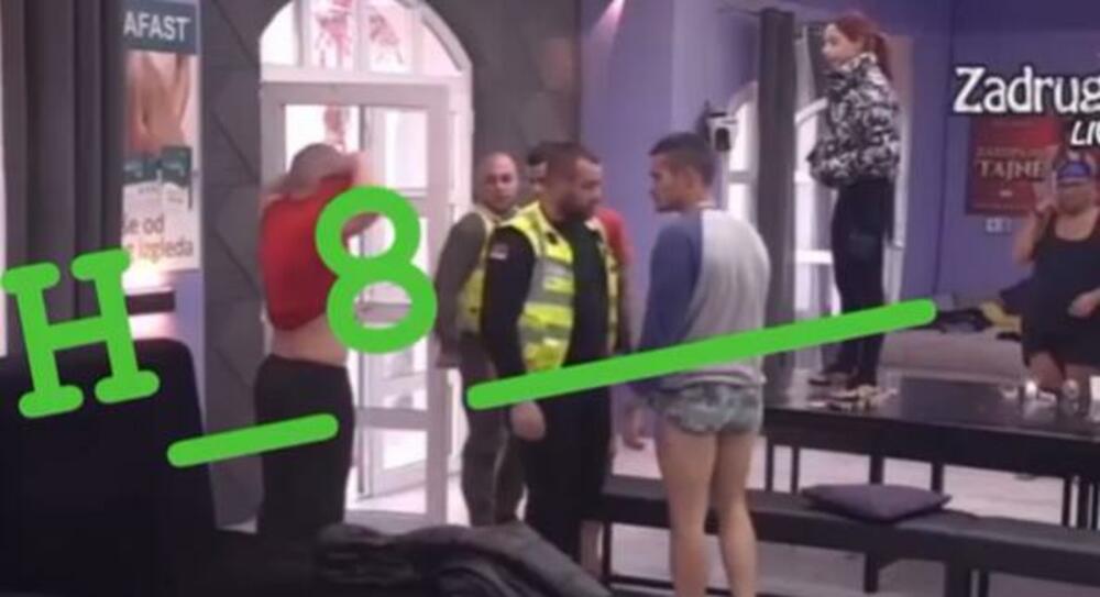 Nakon rasprave, Petrući je izgubiio kompas, vikao iz petnih žila, zatim razbio flašu i počeo da se seče o stomaku.