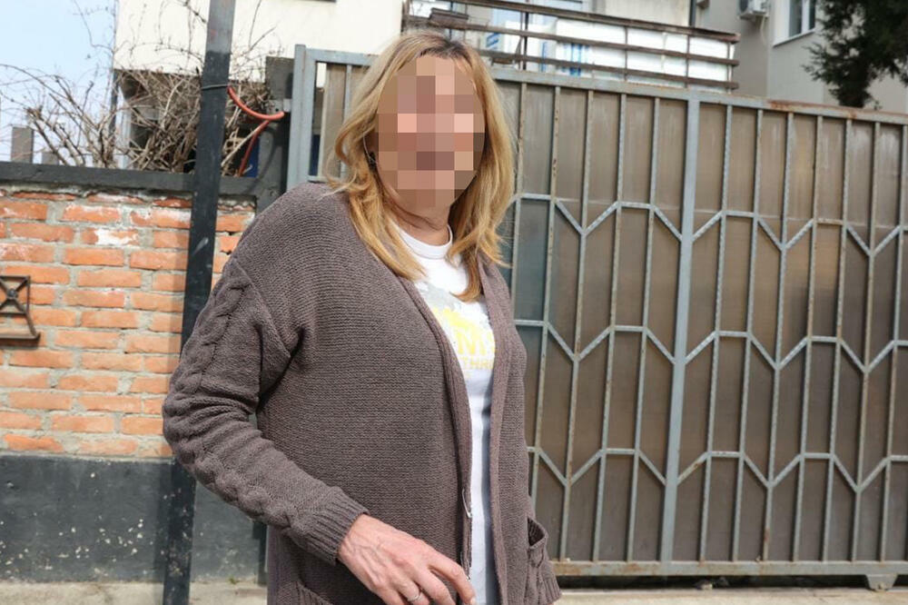 STAJAO JE NA VRATIMA OGRNUT MOJIM JORGANOM I TRESAO SE: Mane je ušao u njenu kuću da TRAŽI POMOĆ nakon nesreće