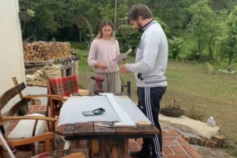 NAŠA GLUMICA ZBOG ZEMLJOTRESA OSTALA BEZ DOMA, PA SA MUŽEM ŽIVELA U 12 KVADRATA: Dobili DETE, a evo kako sad ŽIVE