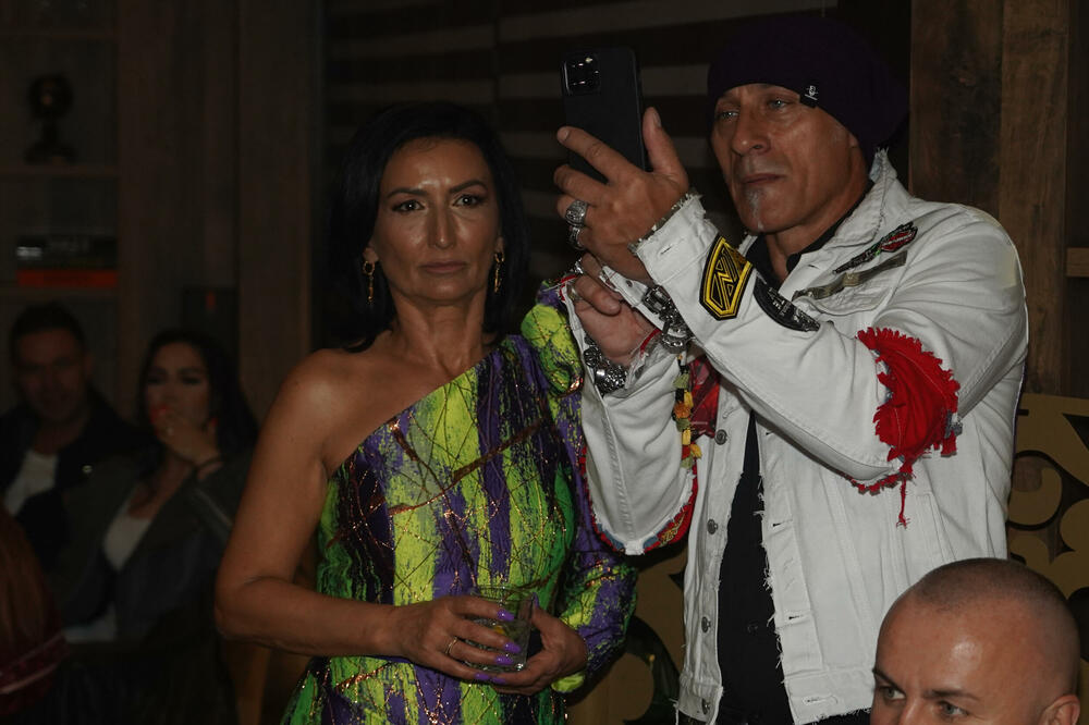 VATRENA CRNKA JE MAJKA OVE POZNATE DAME: Mnogi kažu da su KAO SESTRE, a evo sa KIM JE U VEZI VRELA MAMA