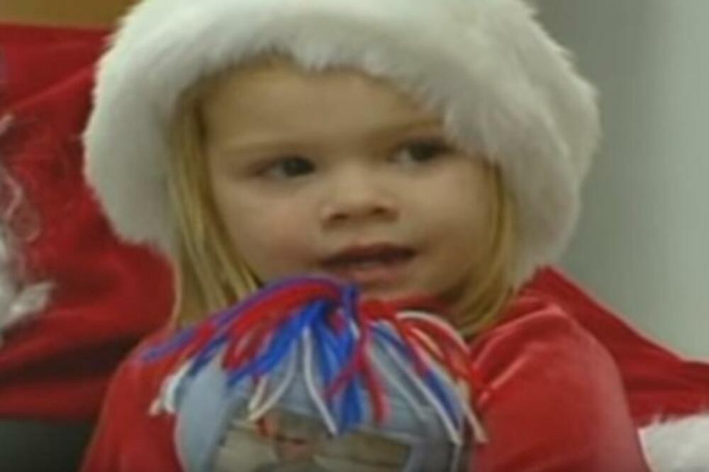 DEVOJČICA JE SELA KOD DEDA MRAZA I ŠAPNULA MU ČETIRI REČI: Čoveku su se momentalno pojavile suze u očima (VIDEO)